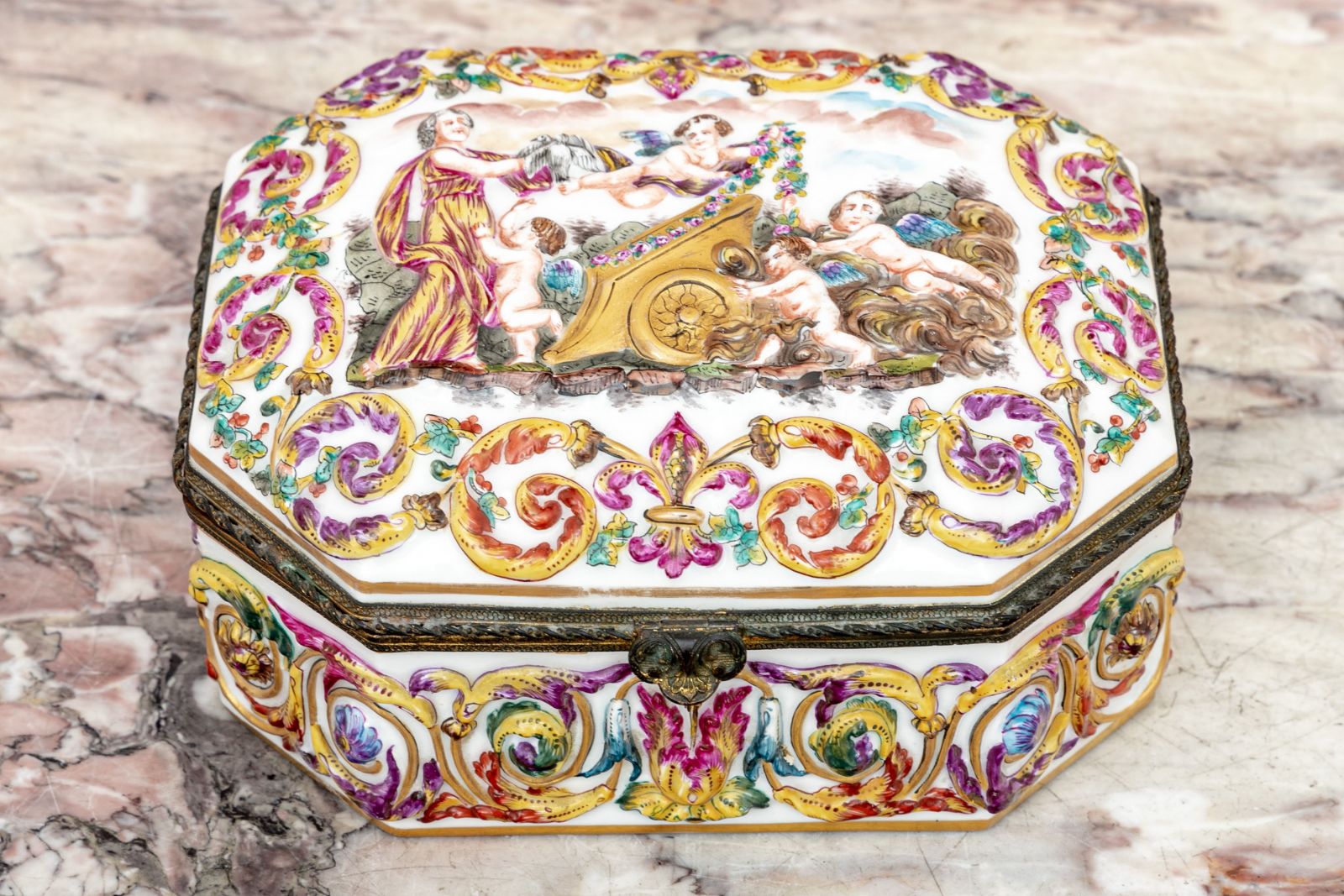 MARVELOUS CROWN NAPLES CAPODIMONTE PORCELAIN OCTAGONAL HINGED BOX AND COVER, 19TH C.